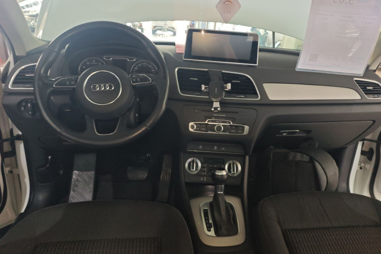Audi Q3 2016 car image #10