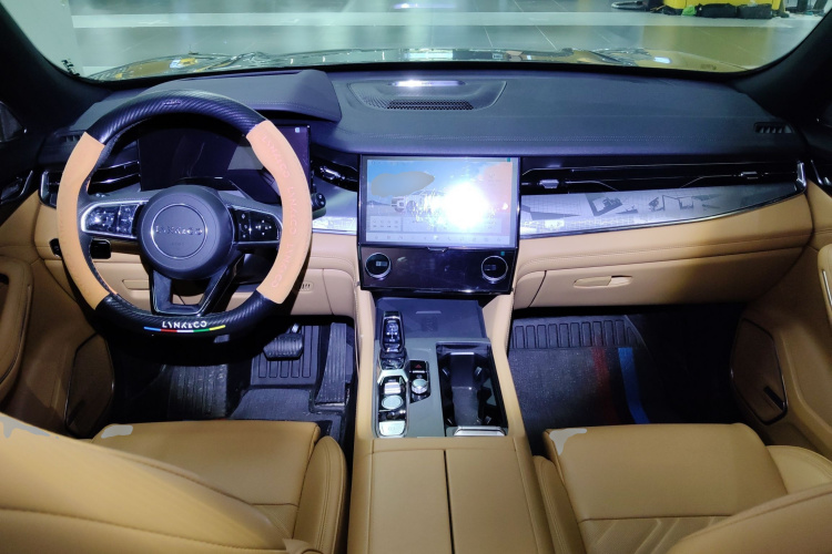 Lynk & Co 09 2024 car image #10
