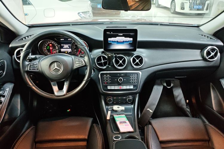 Mercedes-Benz GLA Class 2018 immagine di auto #10