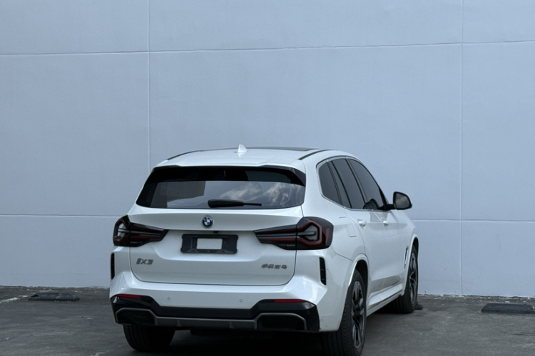 BMW iX3 2023 immagine di auto #10