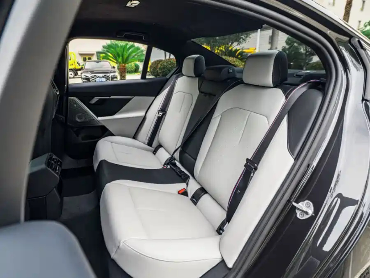 BMW M5 New Energy 2025 car image #10