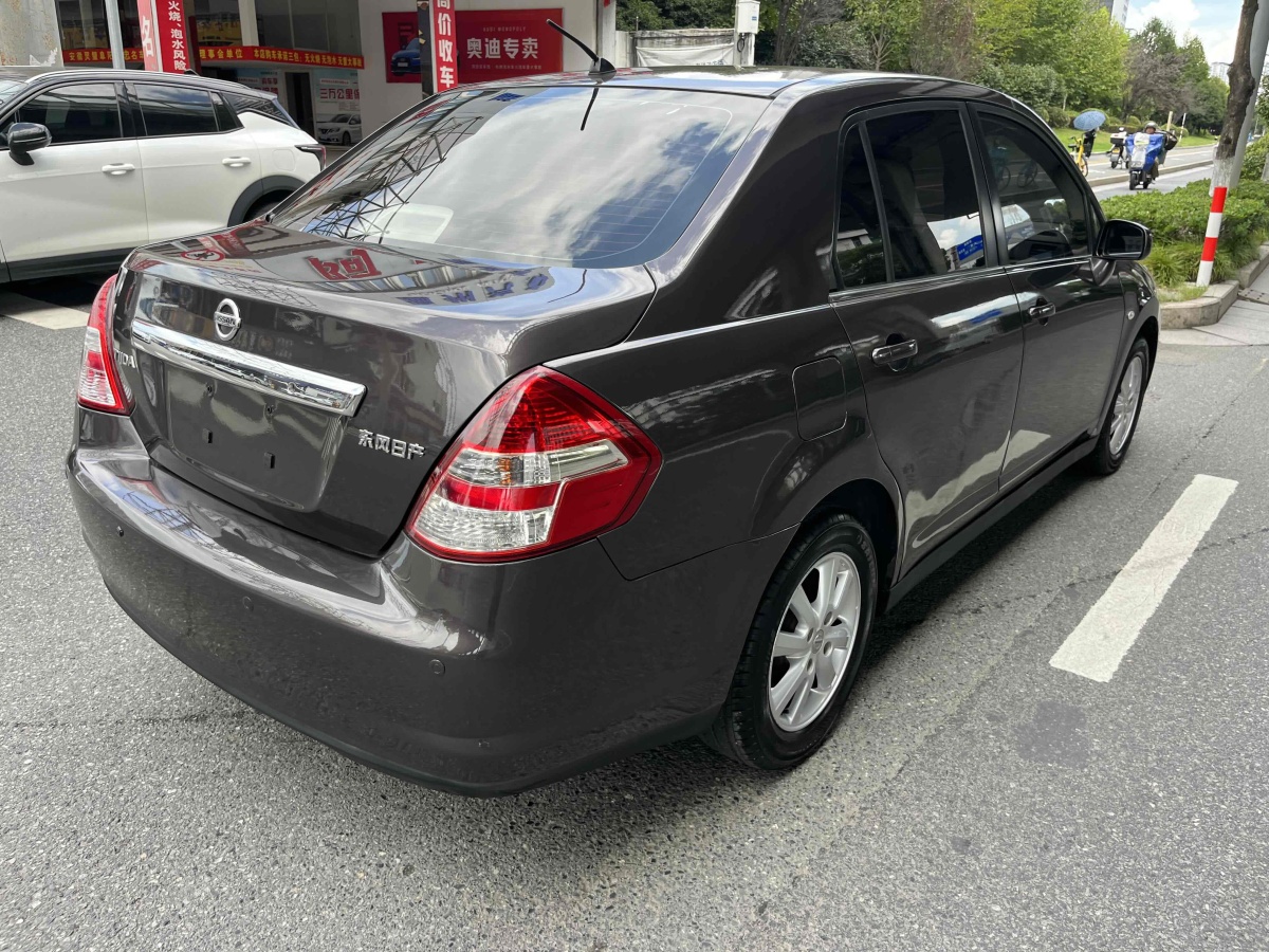 Nissan Tiida Sedan 2010 صورة سيارة #10