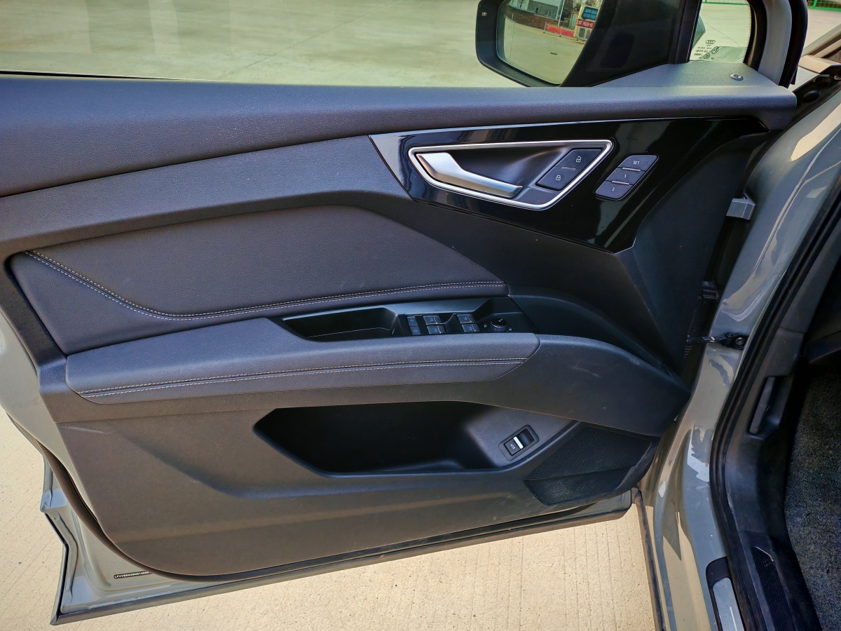 Audi Q4 e-tron 2023 immagine di auto #10