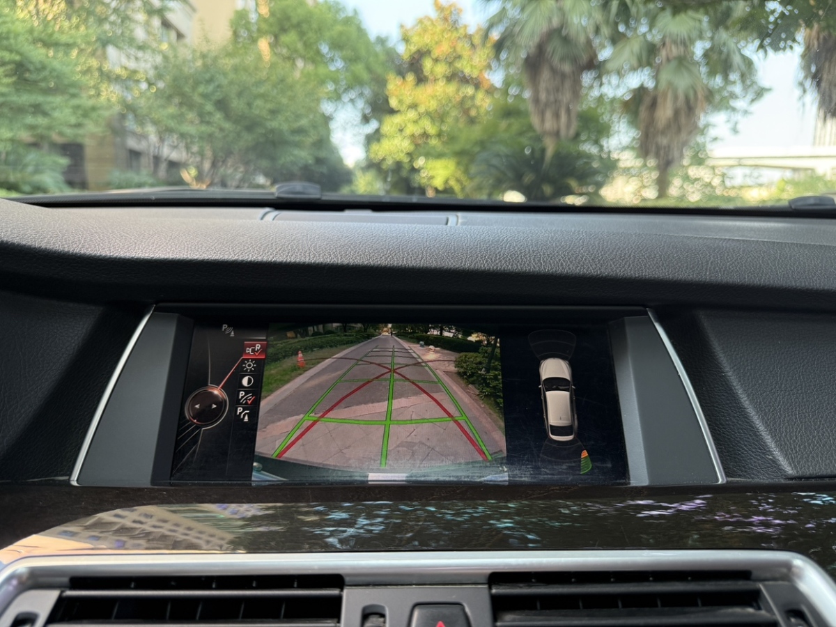 BMW 5 Series GT 2016 immagine di auto #10