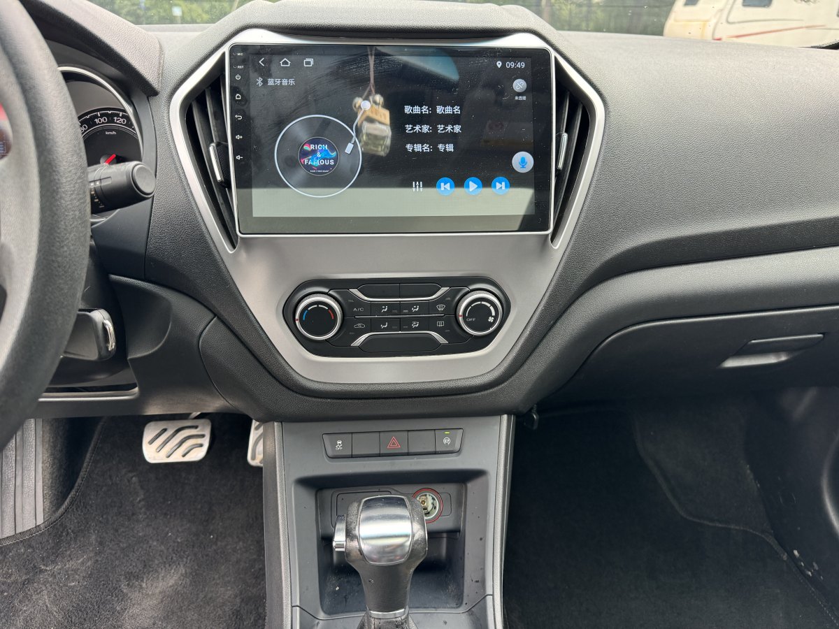 MG GT 2015 car image #10