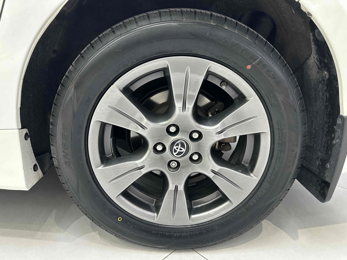 Toyota SIENNA 2019 #10 Toyota SIENNA 2019 car image #10