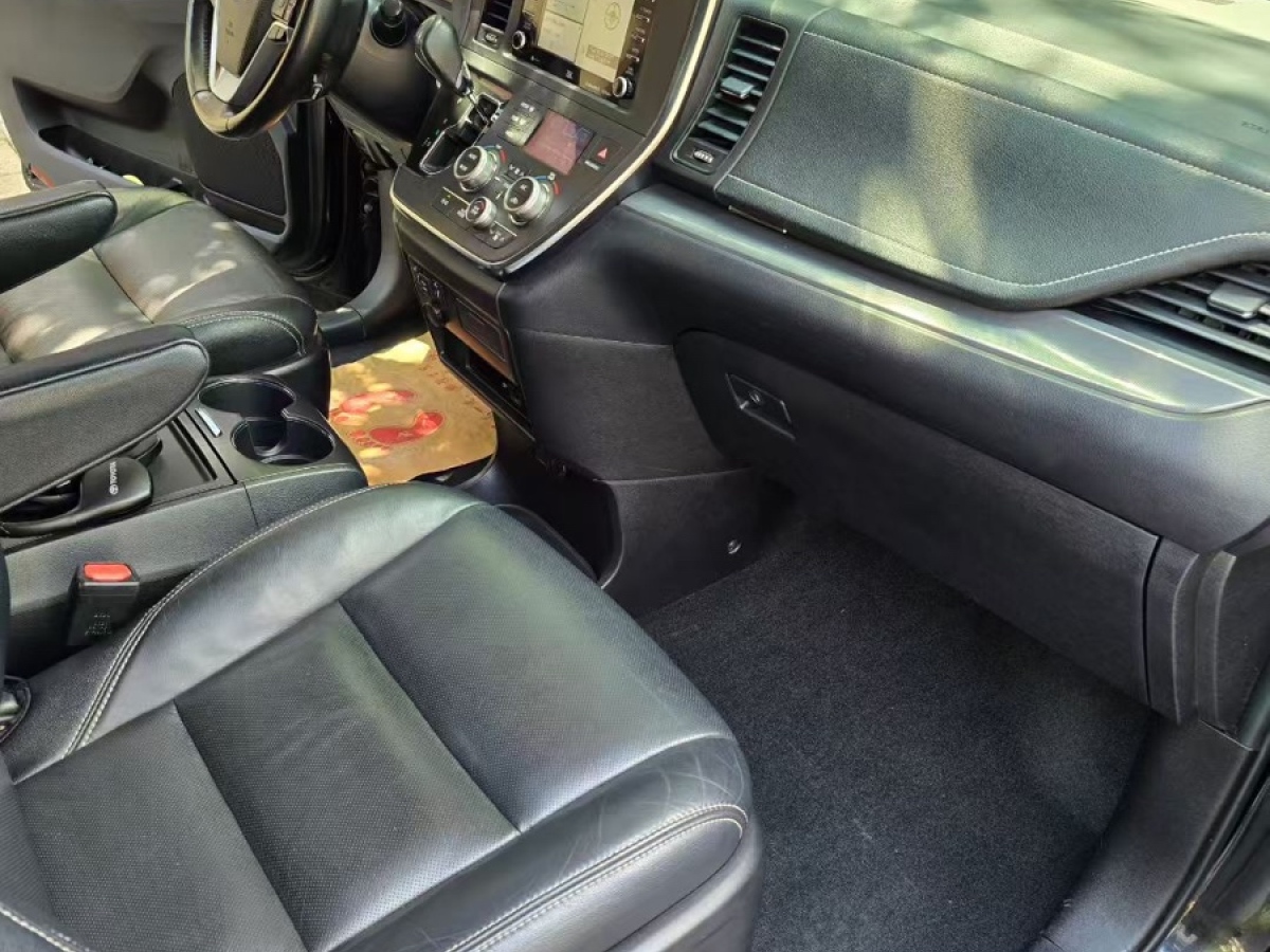Toyota SIENNA 2019 car image #10