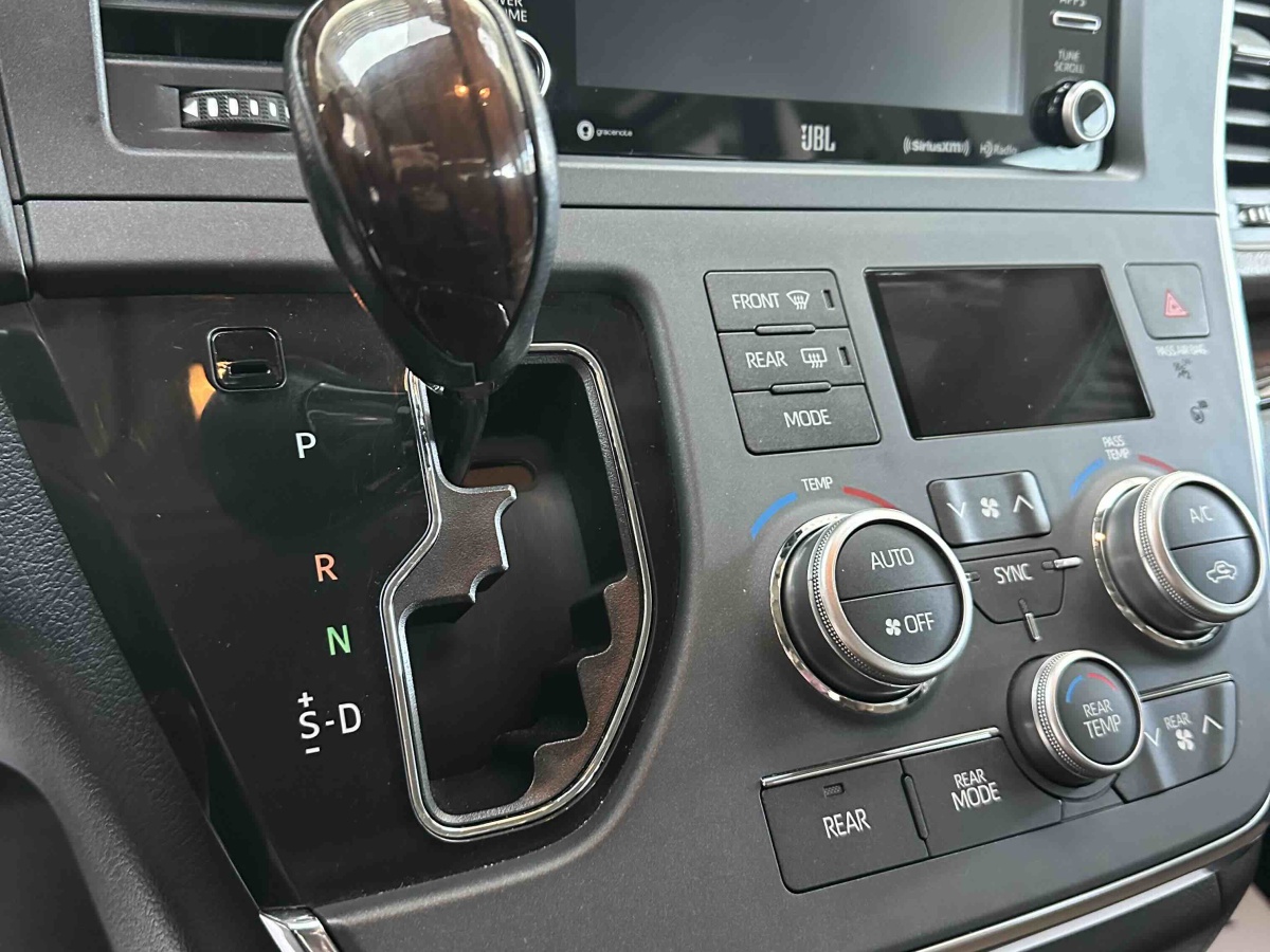 Toyota SIENNA 2019 car image #10