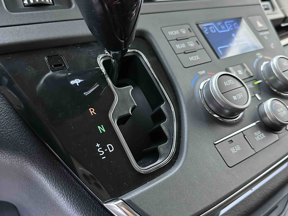 Toyota SIENNA 2019 #10 Toyota SIENNA 2019 car image #10