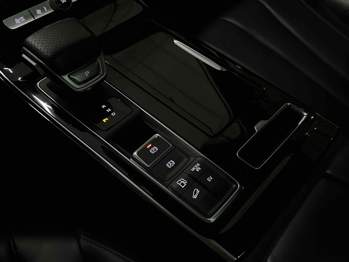 Roewe RX5 eMAX 2020 car image #10