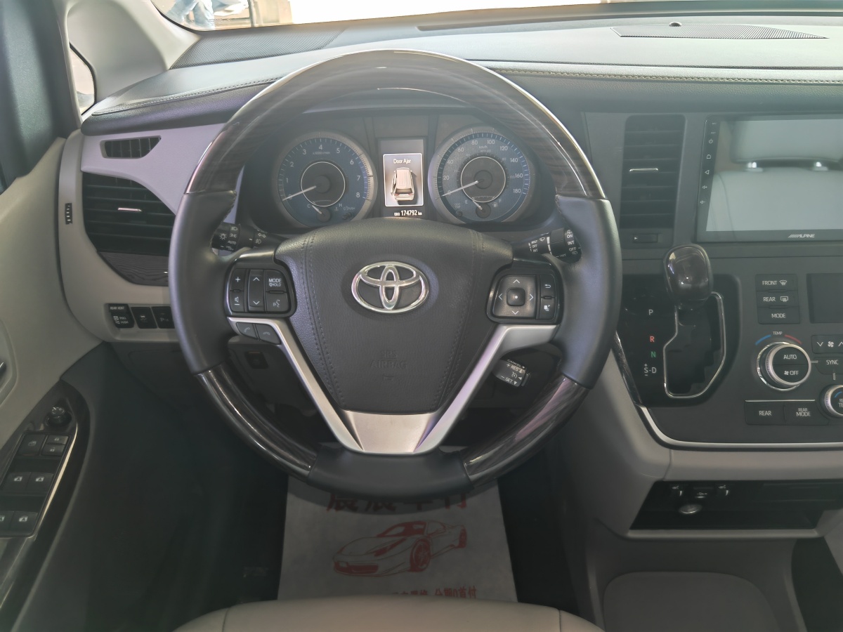 Toyota SIENNA 2020 #10 Toyota SIENNA 2020 car image #10