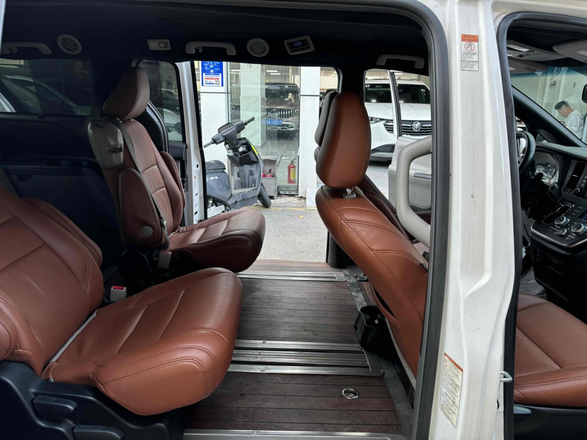 Toyota SIENNA 2015 car image #10