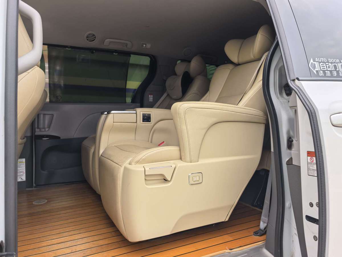 Toyota SIENNA 2019 صورة سيارة #10