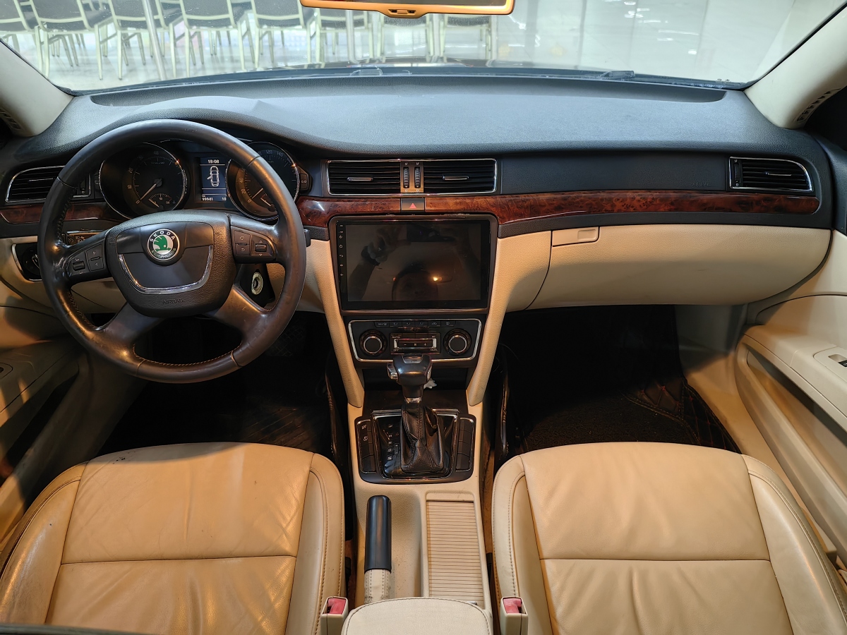 Skoda Superb 2010 car image #10