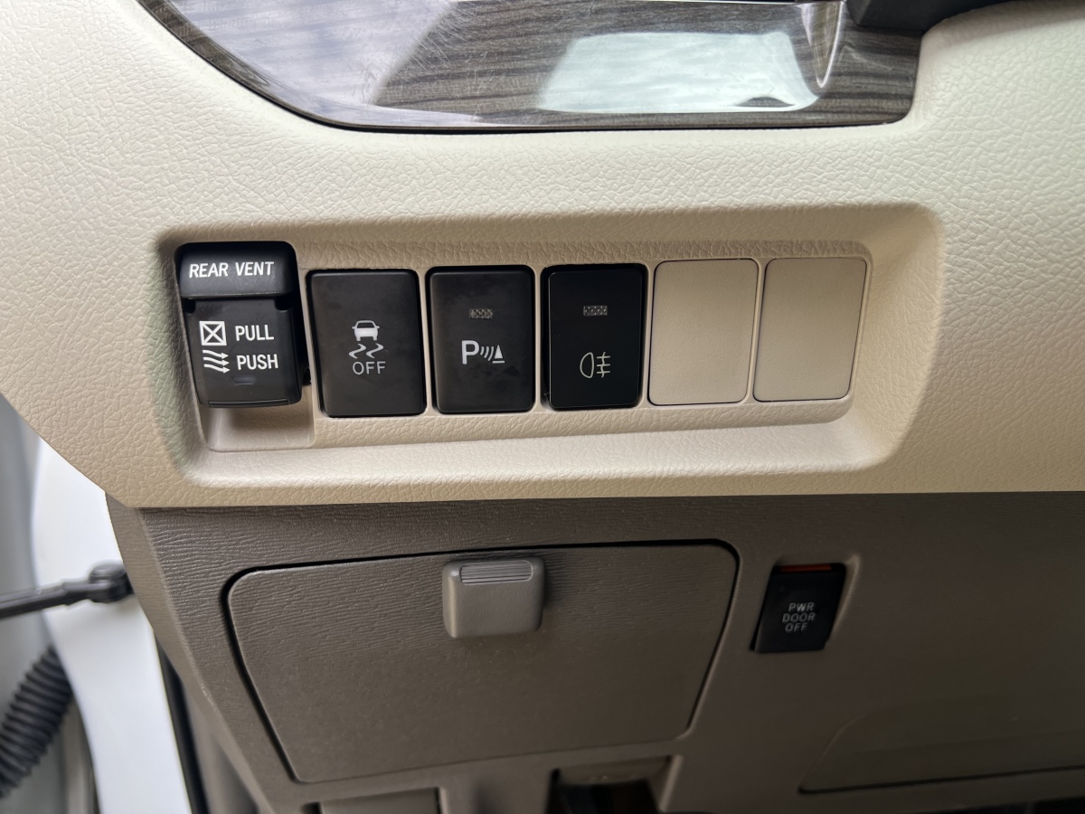 Toyota SIENNA 2018 #10 Toyota SIENNA 2018 car image #10