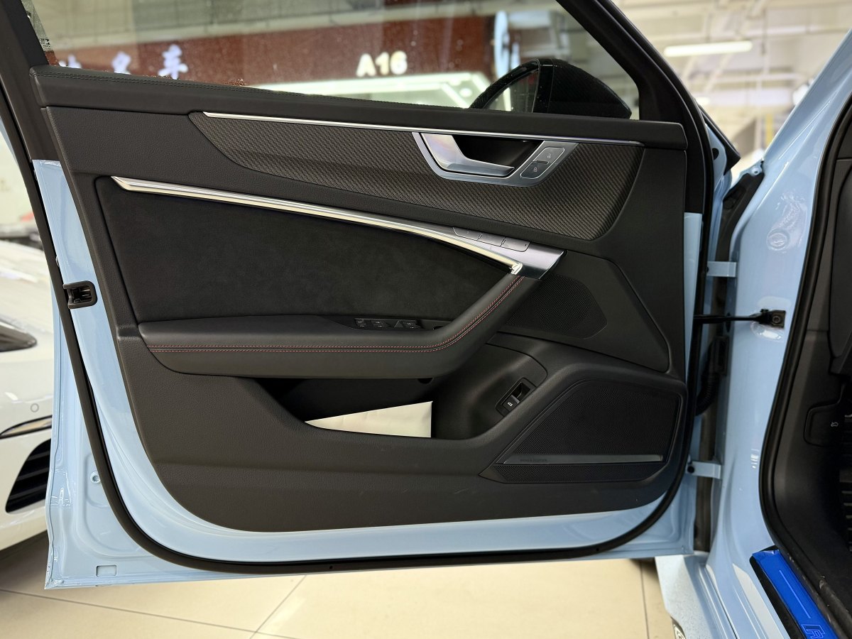 Audi RS 6 2023 car image #10