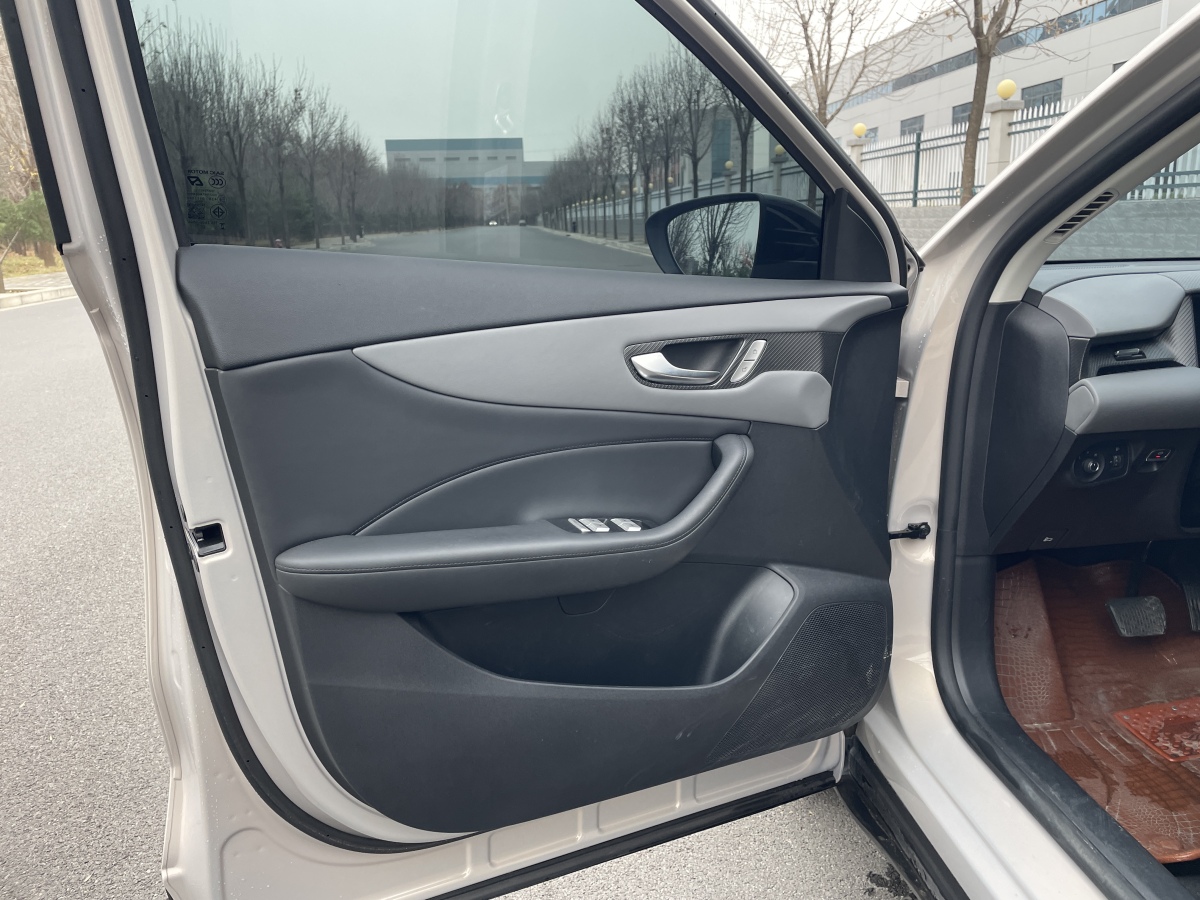 MG ES5 2025 car image #10