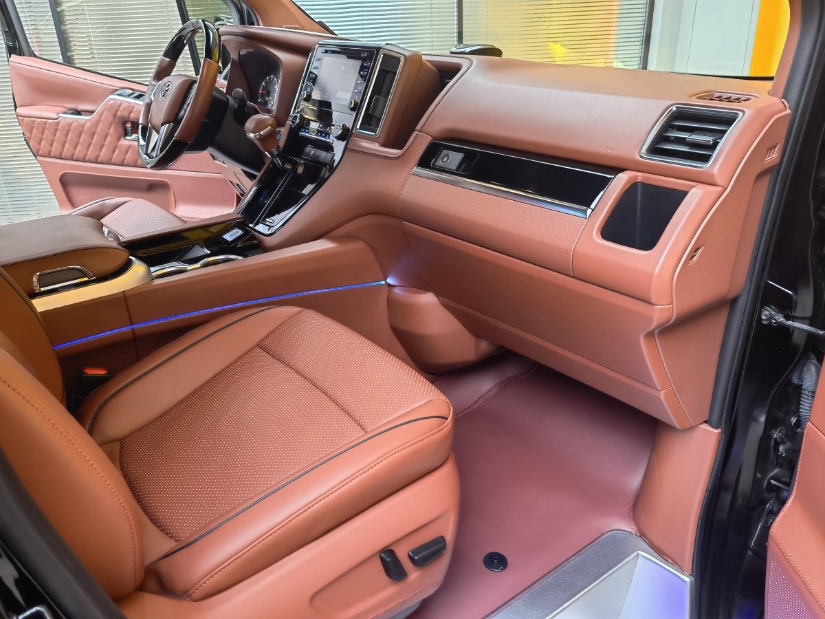 Toyota Granvia 2024 car image #10