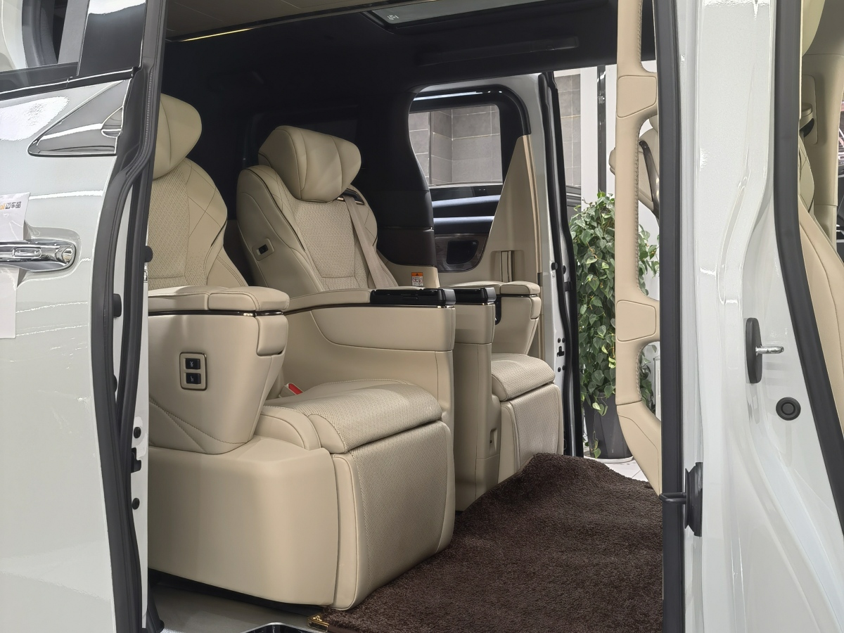 Toyota Alphard 2024 car image #10