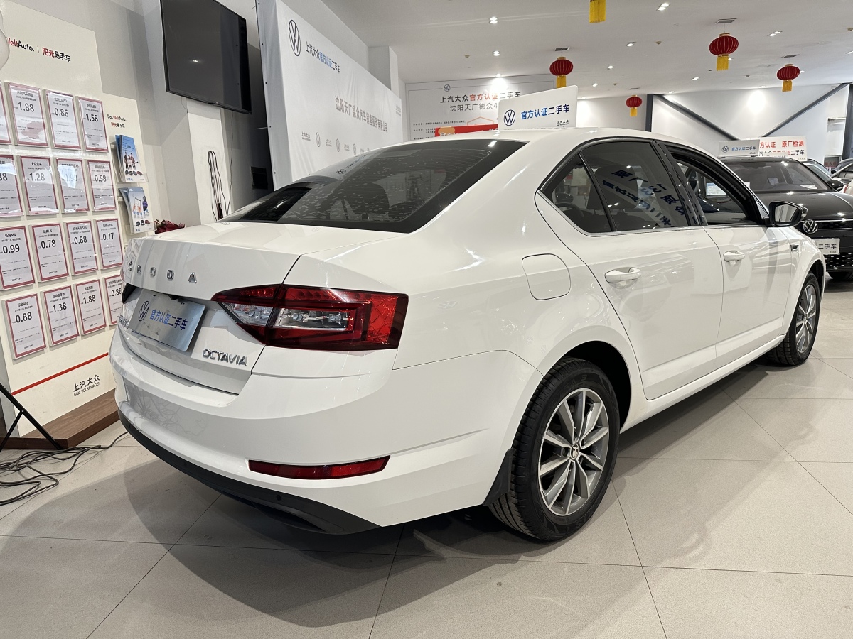 Skoda Octavia 2020 car image #10