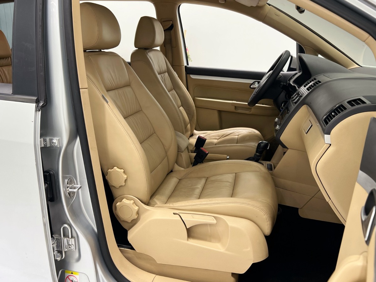 Volkswagen Touran 2012 car image #10