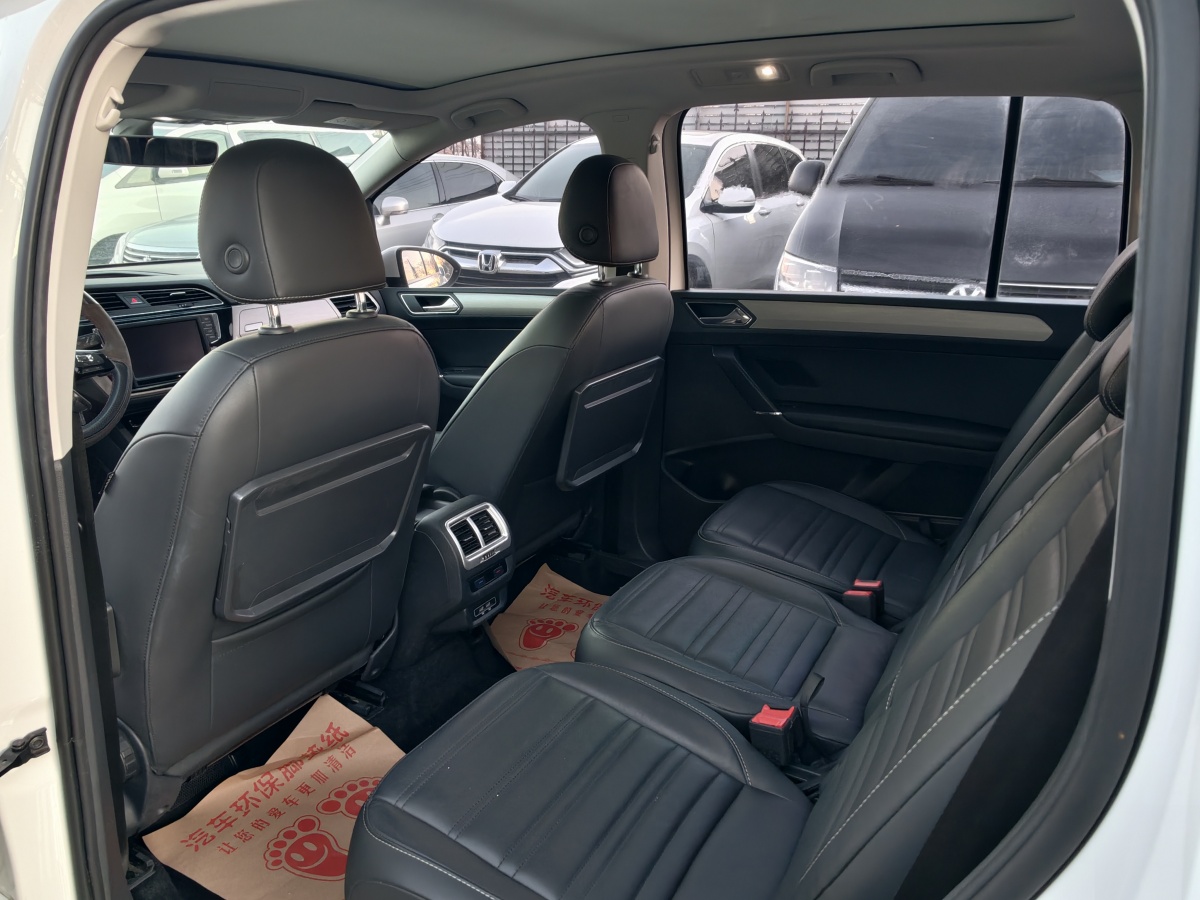 Volkswagen Touran 2018 car image #10