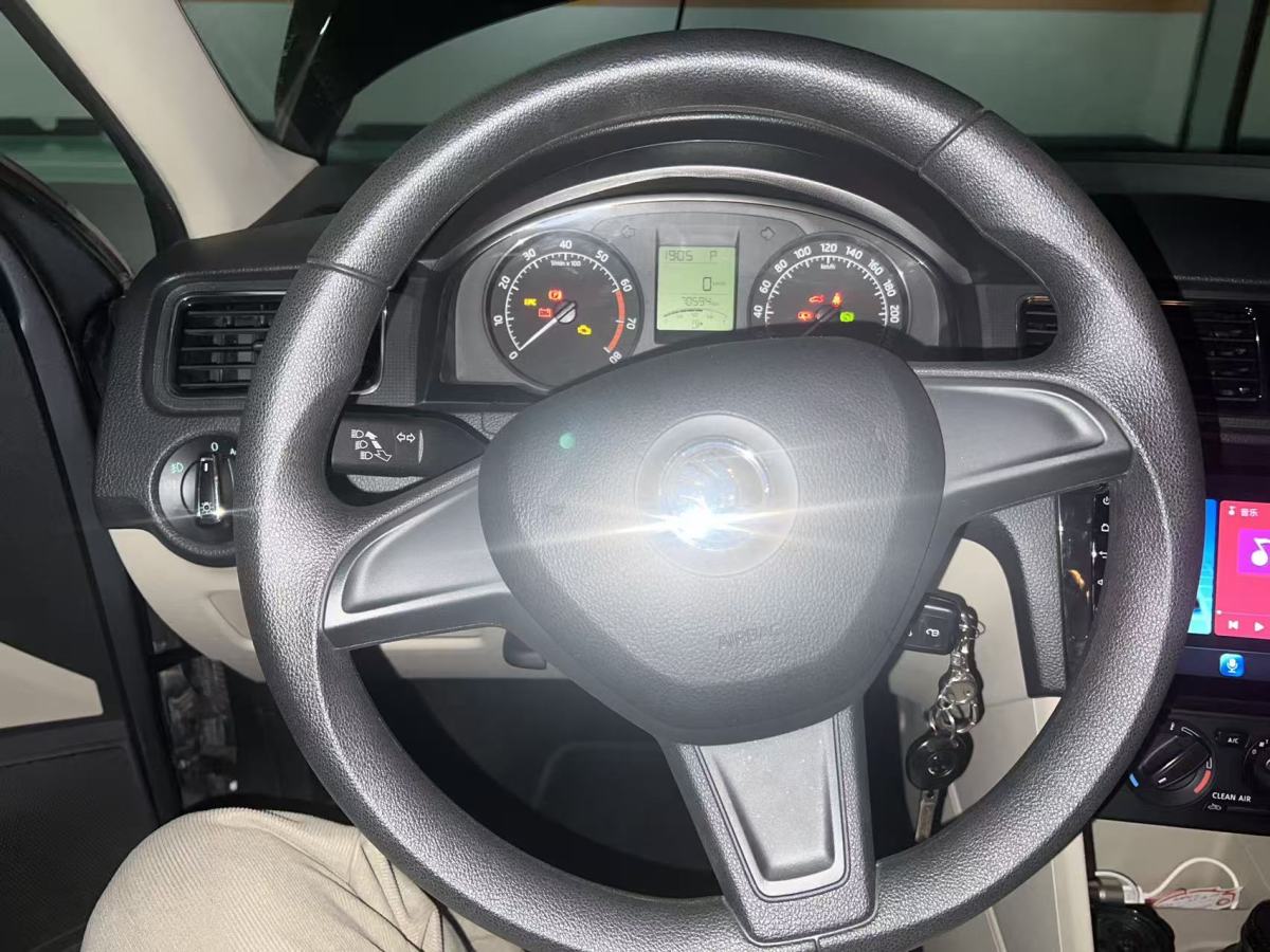 Skoda Rapid 2017 immagine di auto #10