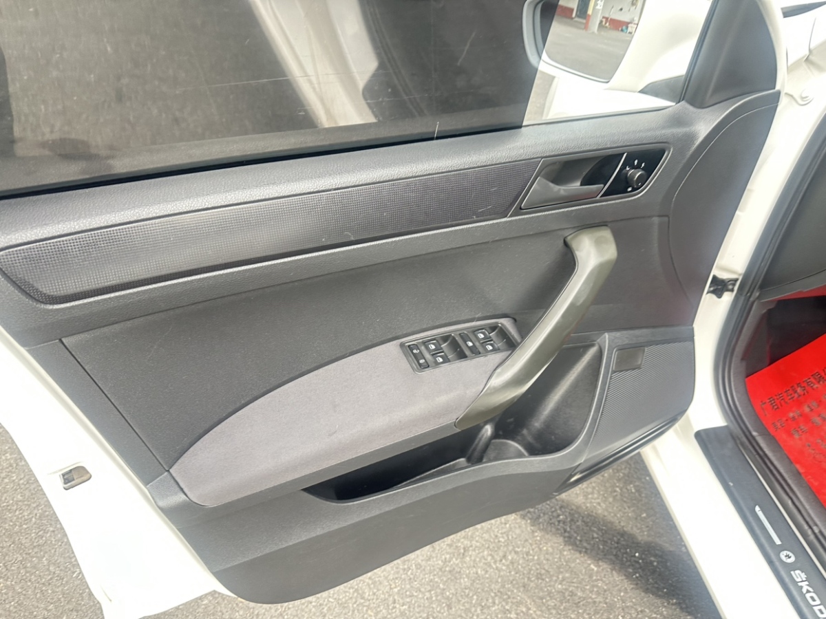 Skoda Rapid Spaceback 2017 car image #10