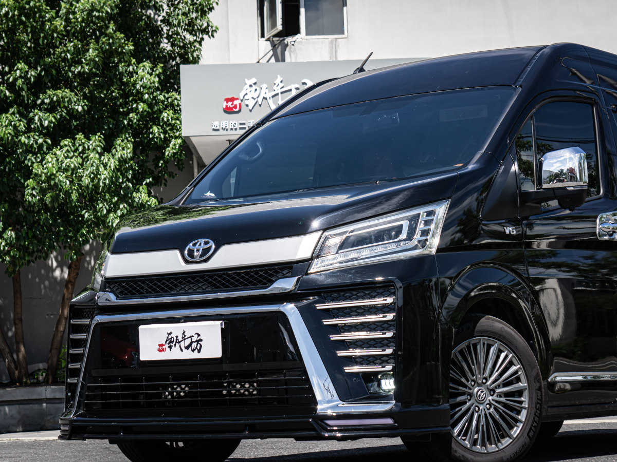 Toyota Hiace 2024 car image #10