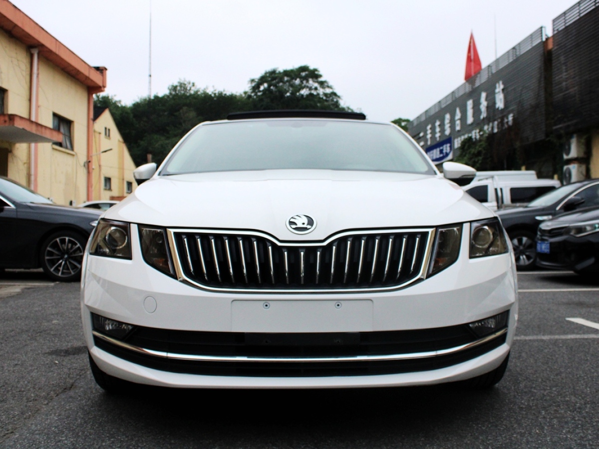 Skoda Octavia 2020 car image #10