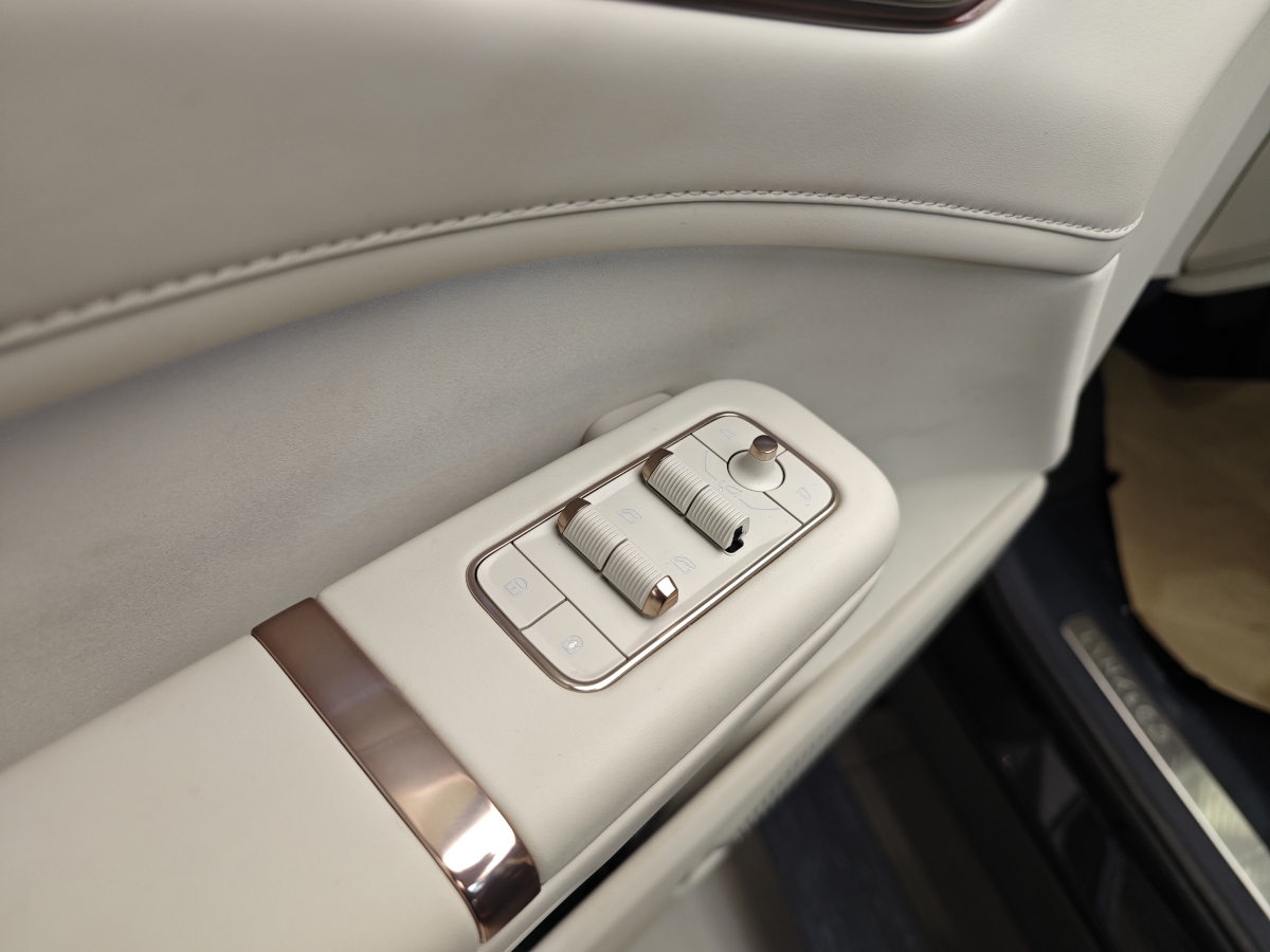 Lynk & Co 900 2025 car image #10