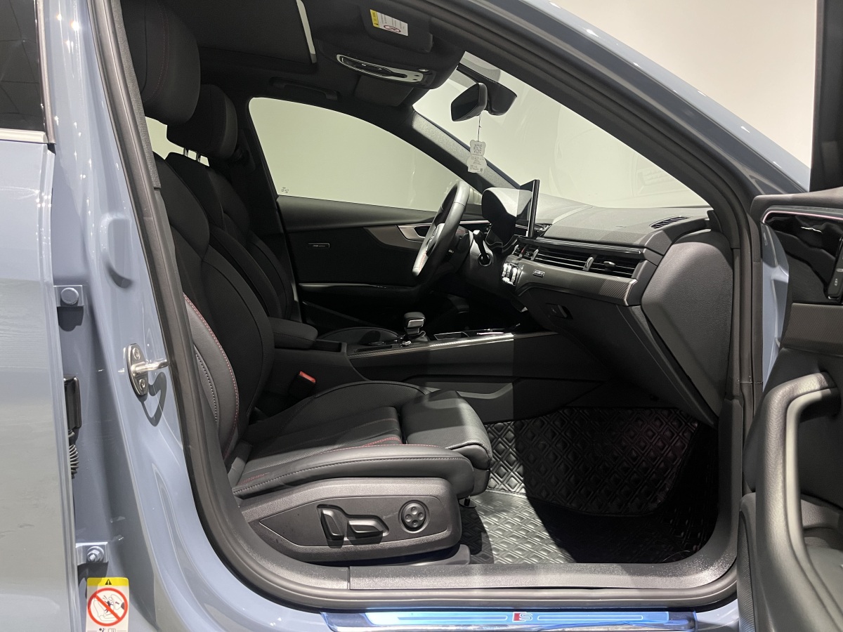 Audi A4L 2022 car image #10