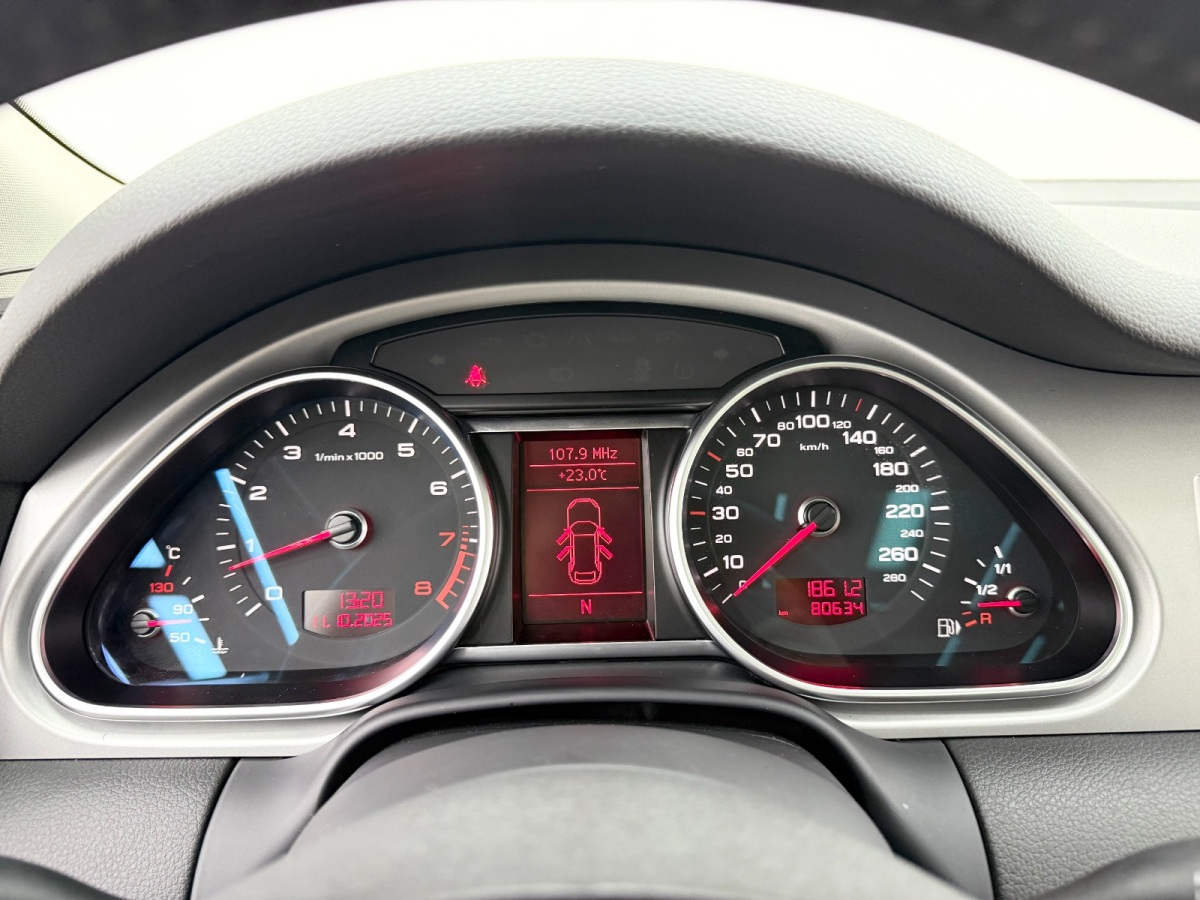 Audi Q7 2010 car image #10