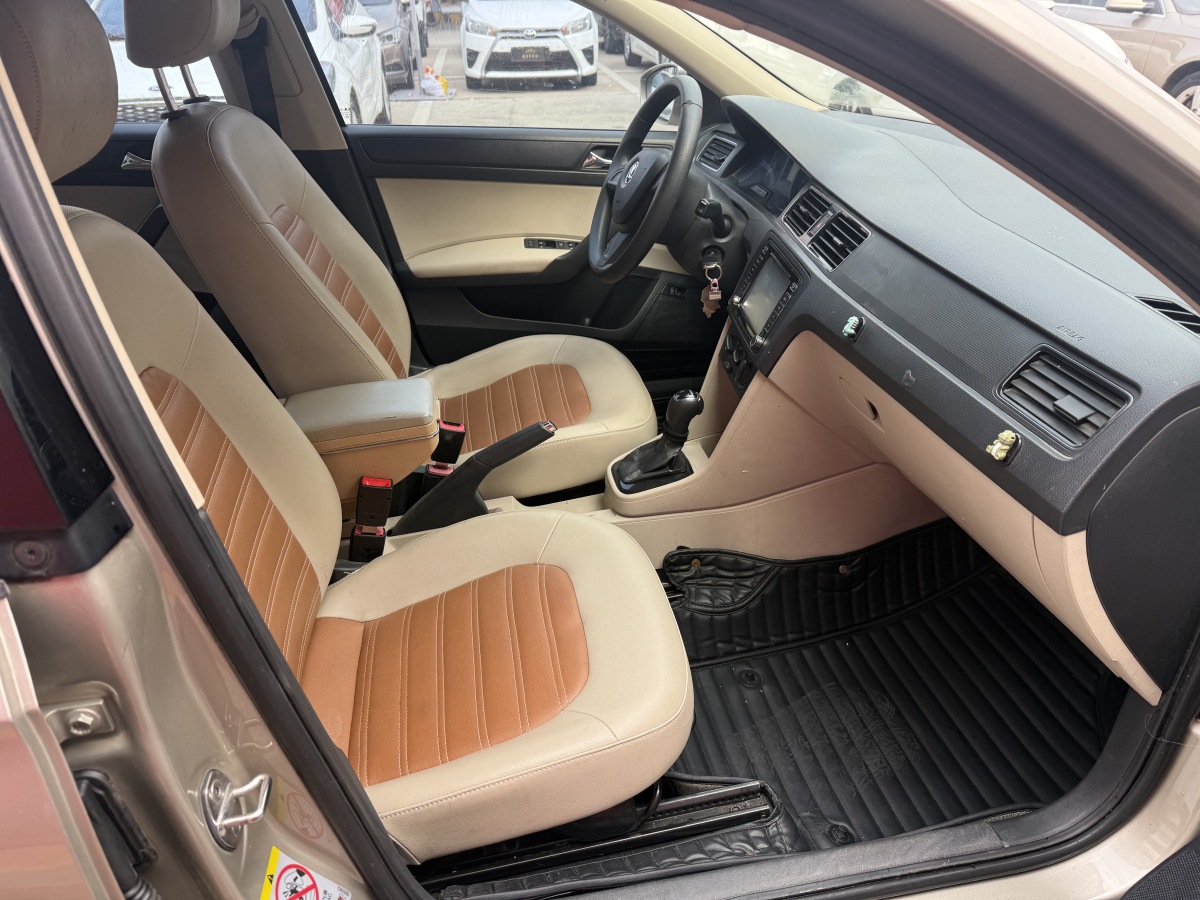 Skoda Rapid 2015 car image #10