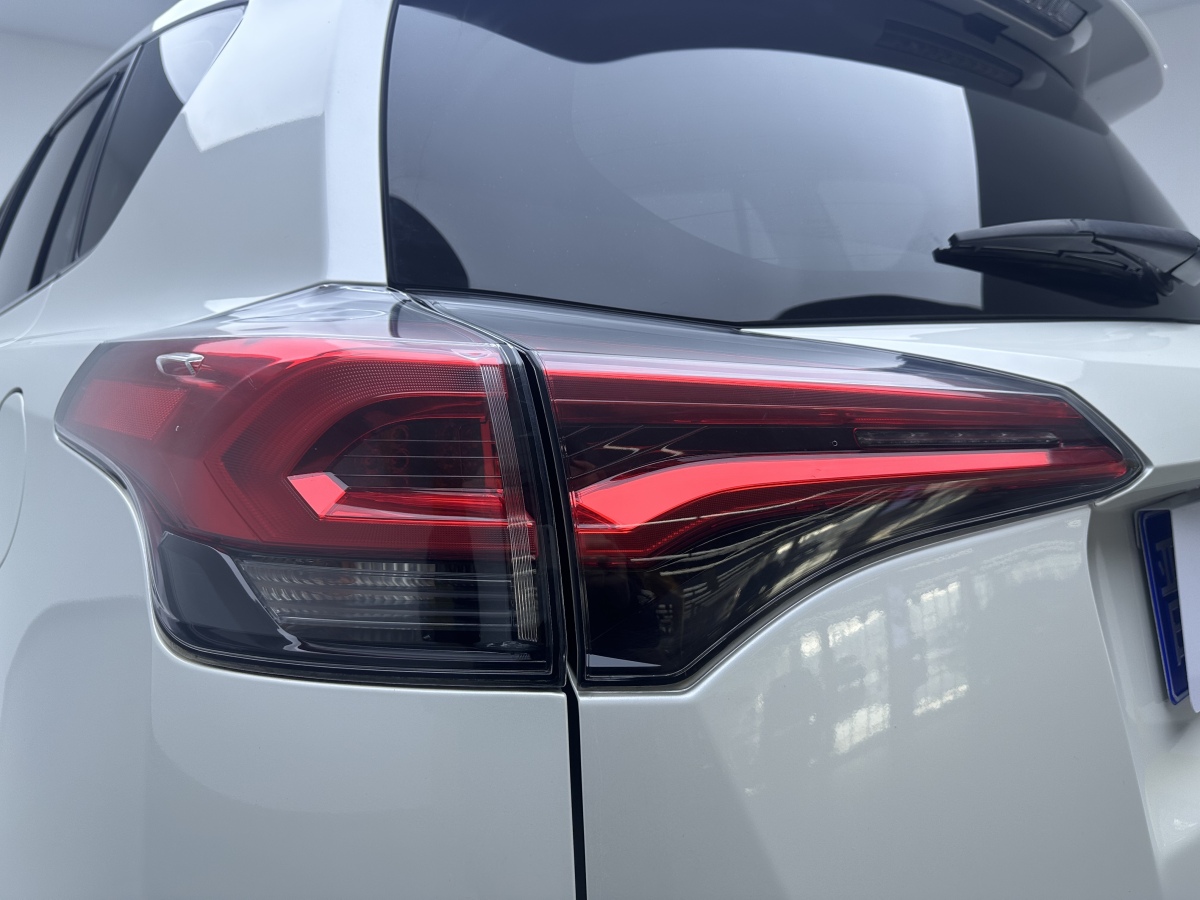 Toyota RAV4 2018 car image #10