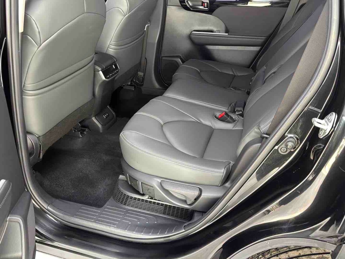 Toyota Highlander 2023 car image #10