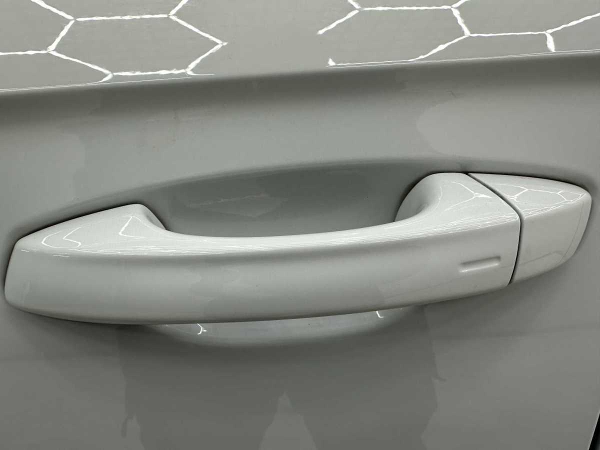 Volkswagen T-Roc 2023 car image #10