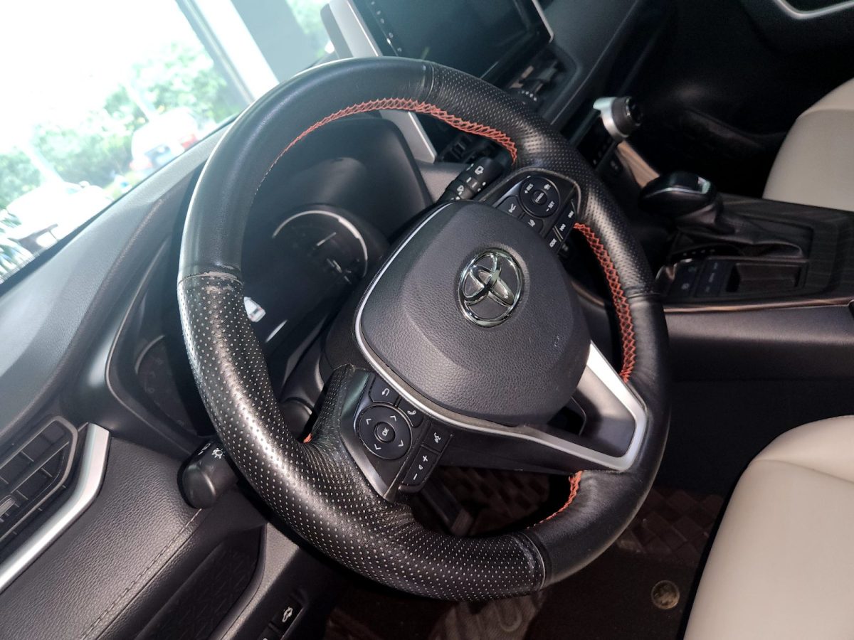 Toyota RAV4 2022 car image #10