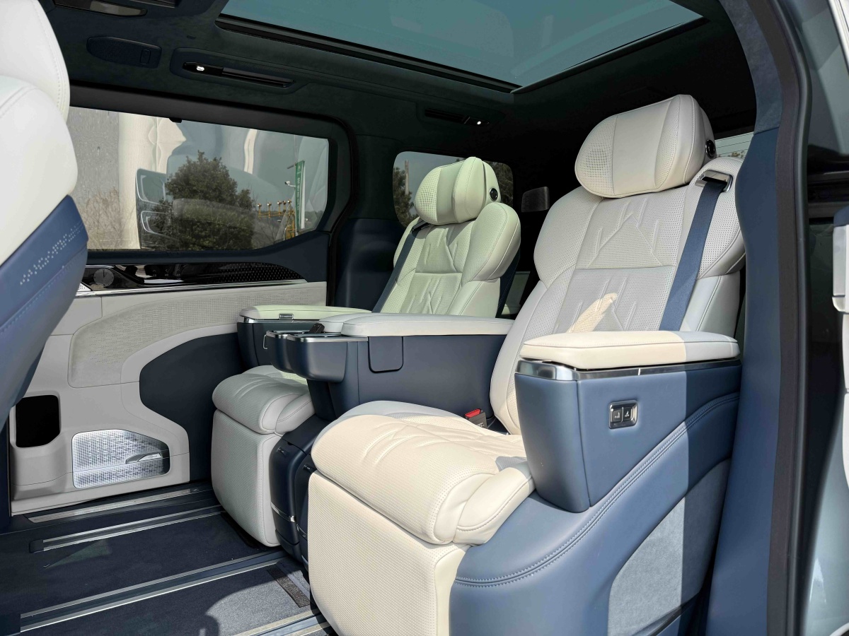 Zeekr 009 2025 car image #10