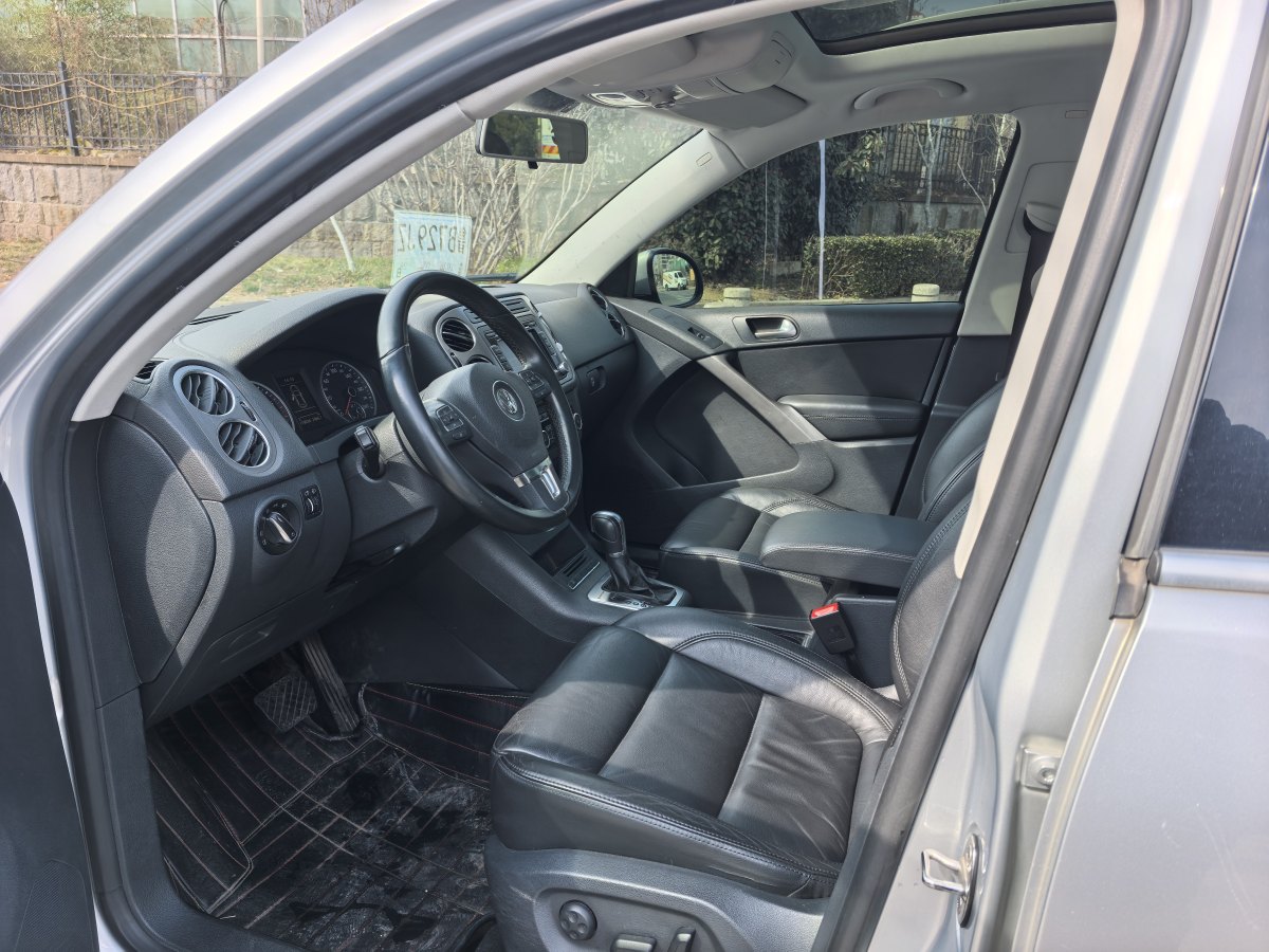 Volkswagen Tiguan 2012 car image #10