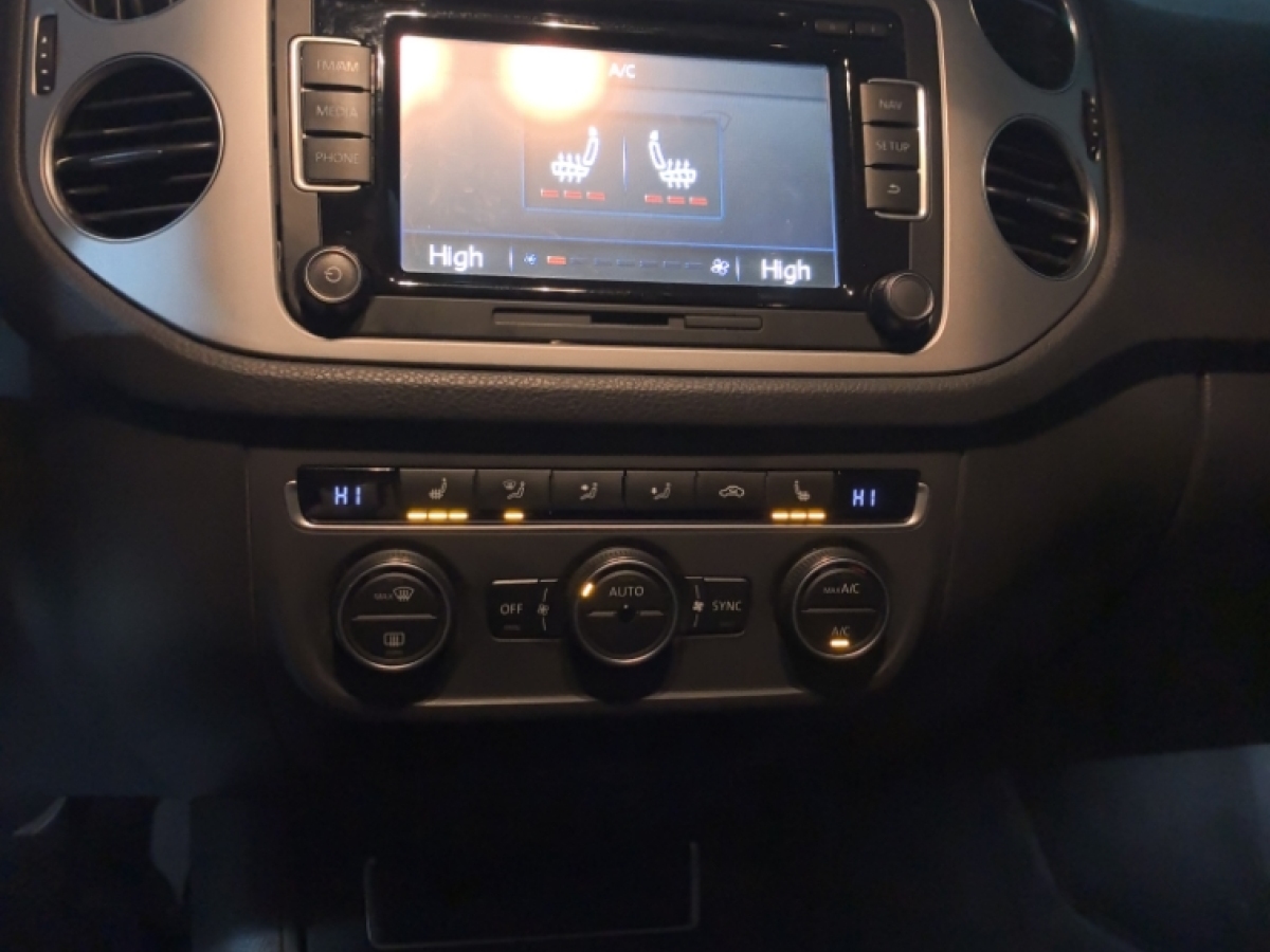 Volkswagen Tiguan 2014 car image #10