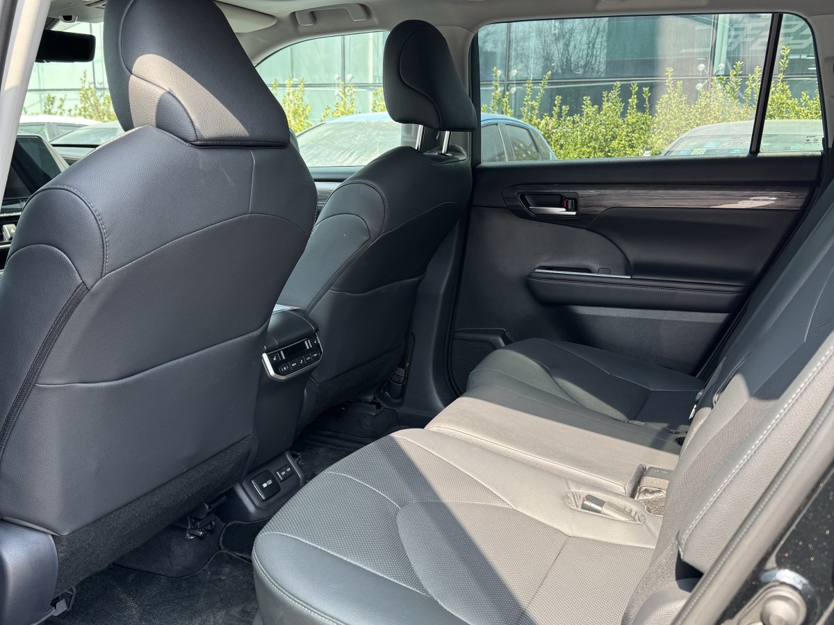 Toyota Highlander 2024 car image #10