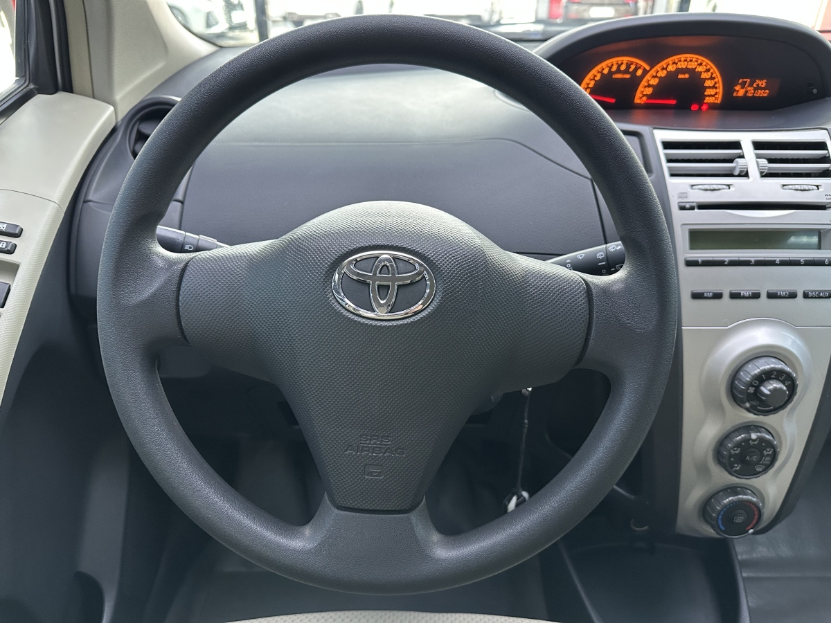 Toyota Yaris 2010 car image #10