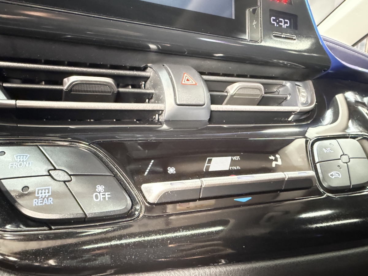 Toyota C-HR 2021 car image #10