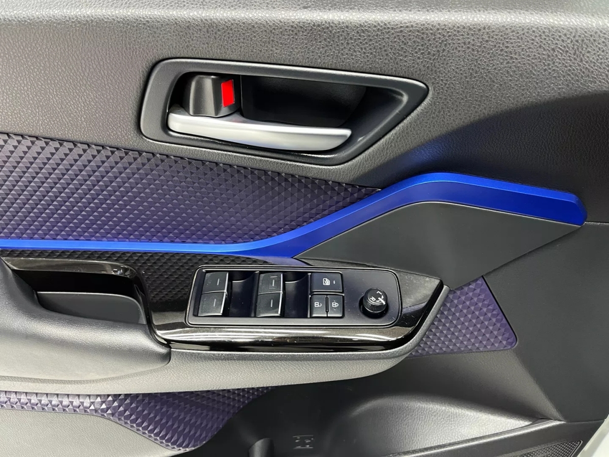 Toyota C-HR 2018 car image #10