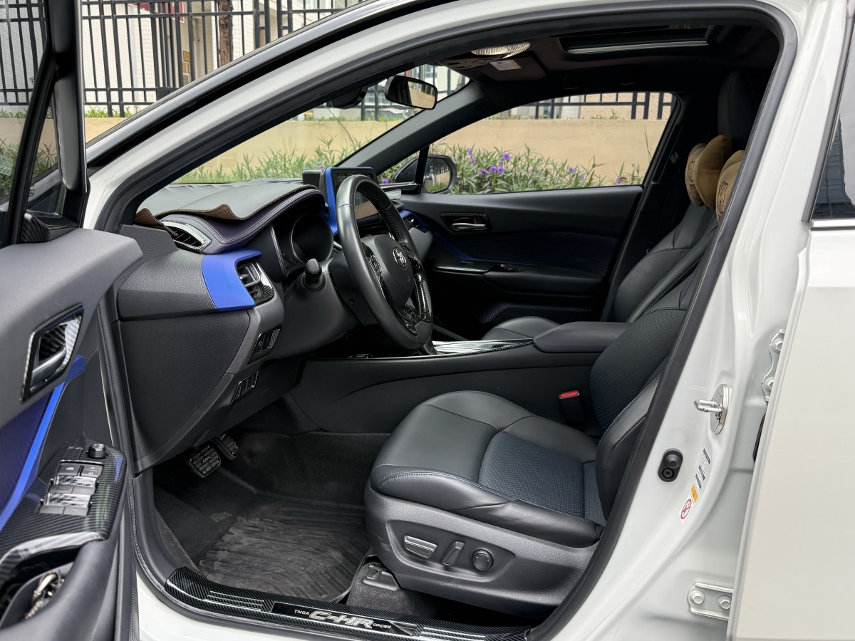 Toyota C-HR 2020 car image #10