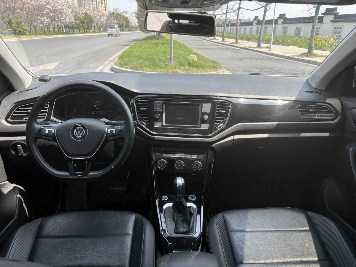 Volkswagen T-Roc 2019 car image #10