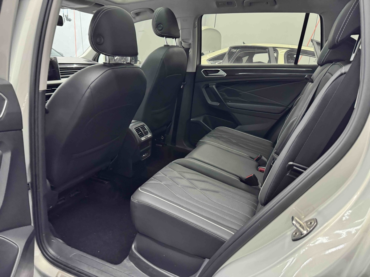 Volkswagen Tiguan L 2022 immagine di auto #10