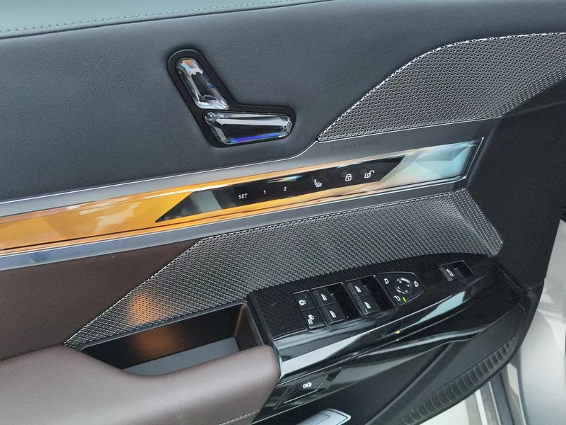 BMW i7 M70L 2023 car image #10