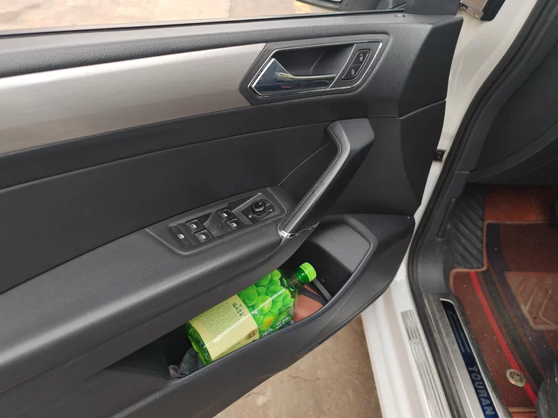 Volkswagen Touran 2018 car image #10